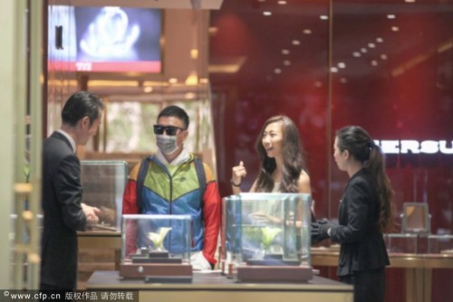 孙红雷与女友两人仔细听店员介绍