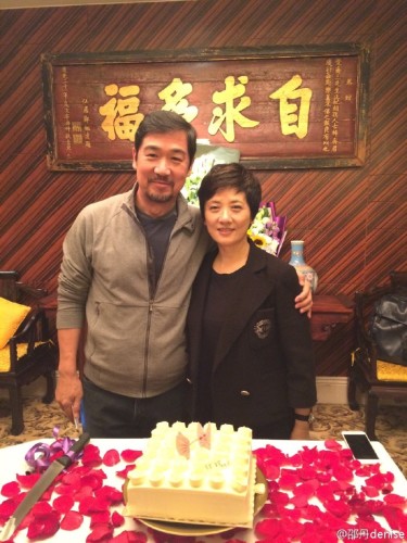 张国立紧搂邓婕