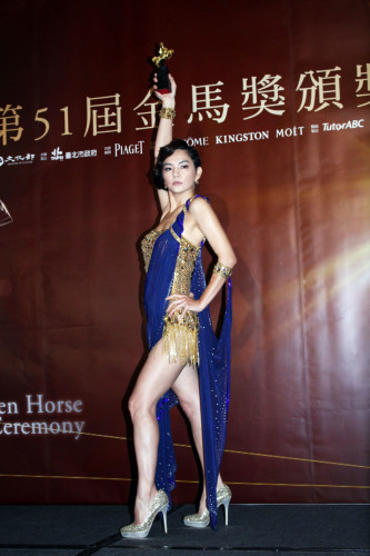 Ella穿国标舞衣亮相