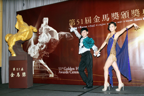 黄子佼(左)、Ella身穿国标舞衣取同音金马51