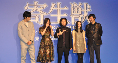 《寄生兽》主创合影