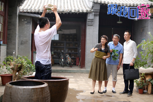 家柱癫狂，全家人悉心照顾
