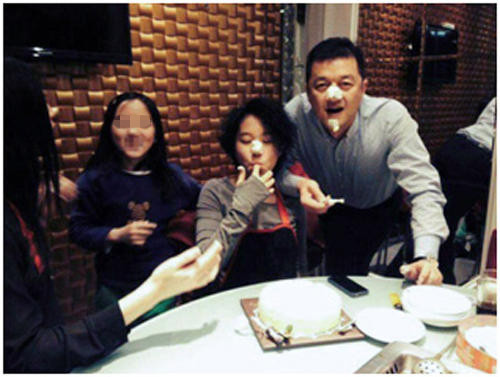 窦靖童提前庆生 与李亚鹏欢聚