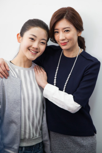 贾静雯与扮演女儿的新人王艺哲