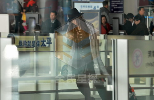 张子萱低调返京，在陈赫之后出现在机场出口