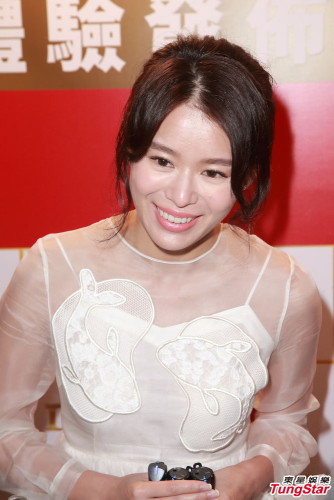 胡杏儿纯白透视裙装加身 高贵不失性感