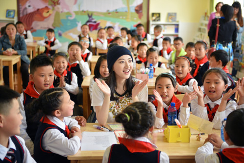 景甜和学生们一起唱歌