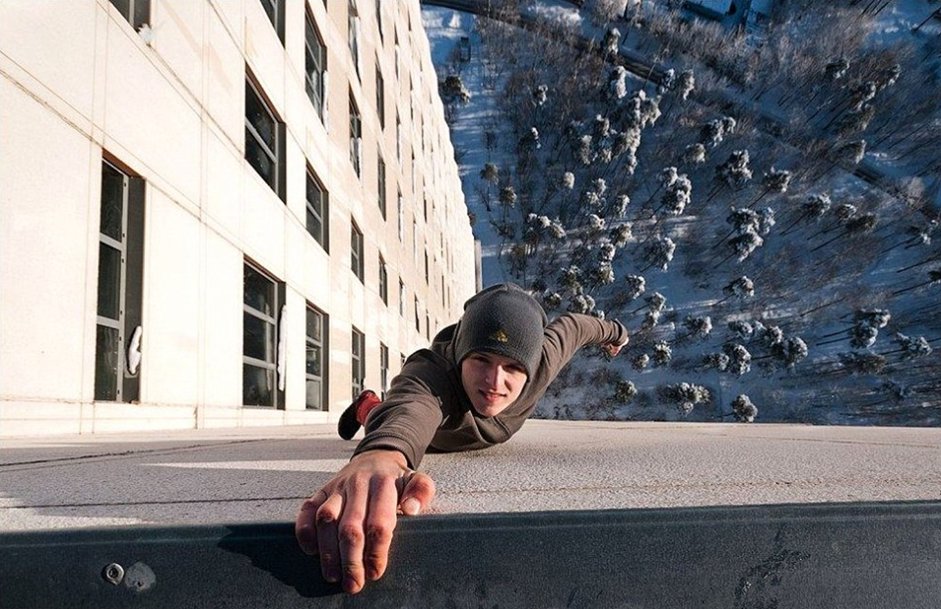 乌克兰男子单手悬挂高楼冒险攀岩