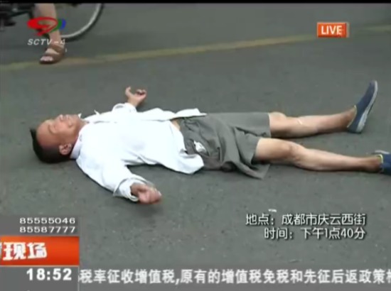 碰瓷老人倒地抽搐 急救医生:别装了