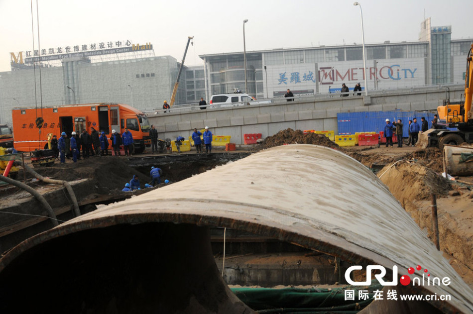 北京东四环大郊亭桥辅路塌陷10米长深坑