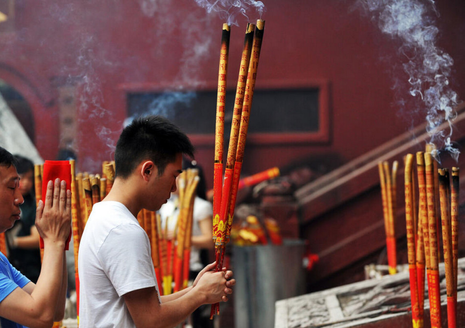 吉林考生家长坐飞机去川拜文曲星 一套香1498元