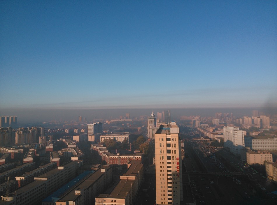 长春清晨现雾霾天气能见度较低 司机注意安全