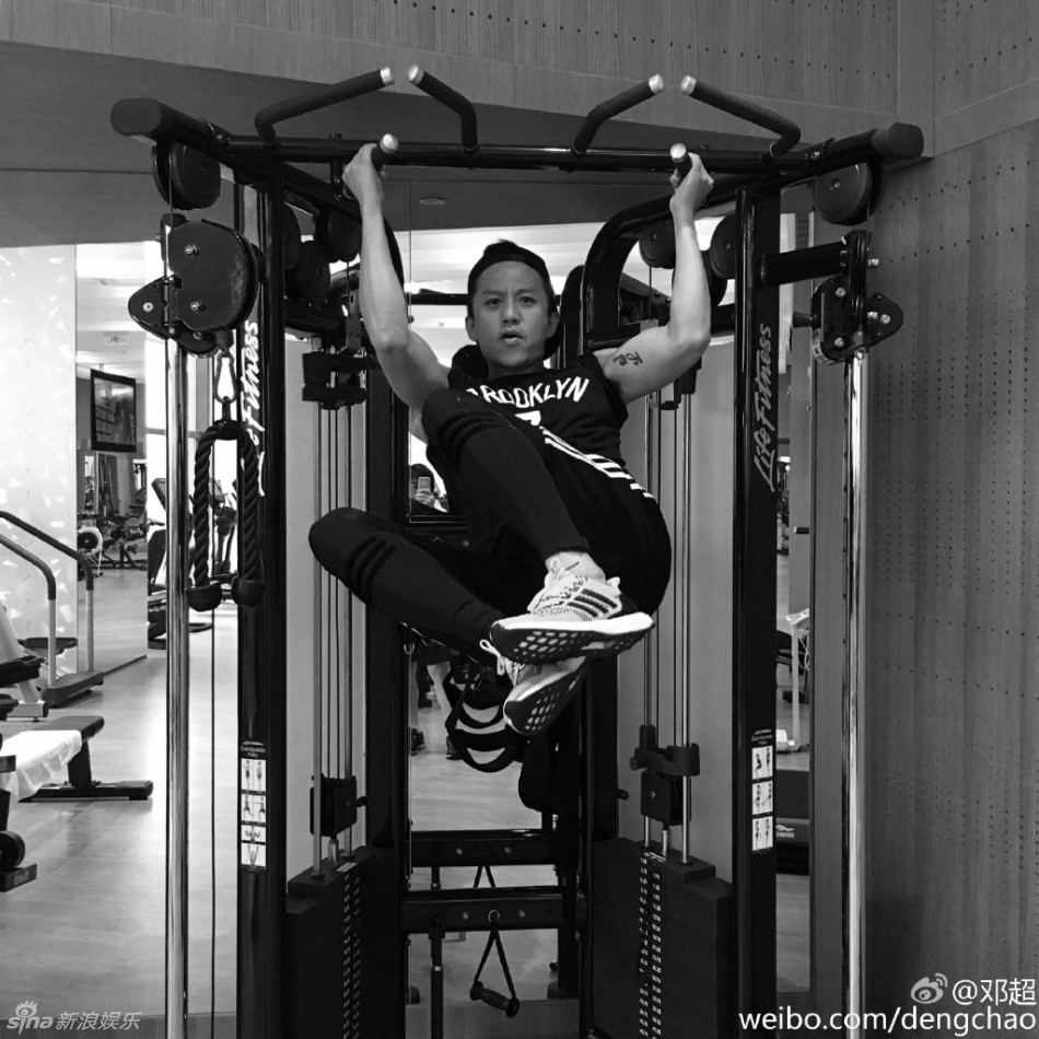 邓超晒健身照秀肌肉 张腿搞怪露纹身