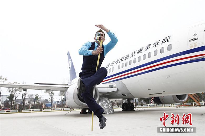 大学生半裸上身演绎性感美猴王