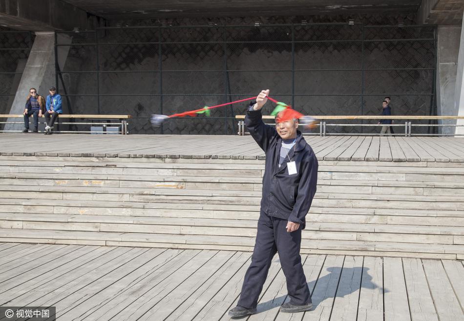 吉林一古稀老人江边免费传授自创流星锤武术