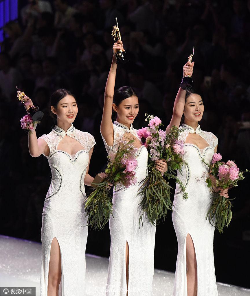 内衣选秀大会总决赛举行 众长腿佳丽比基尼性感