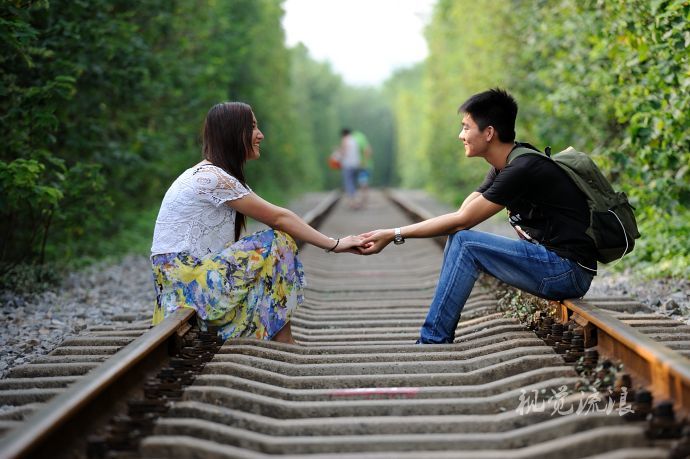 七夕牵手"爱情隧道"