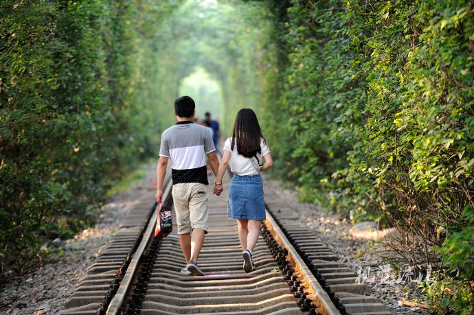 七夕牵手"爱情隧道"