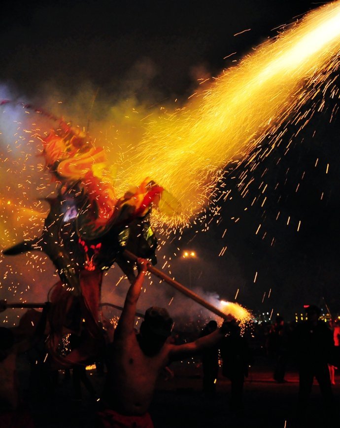 苗家神秘习俗钢火烧龙