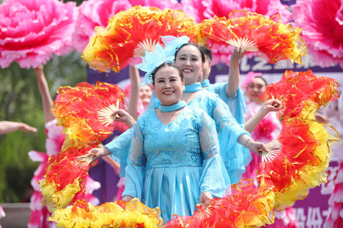 实拍广场舞大妈斗舞