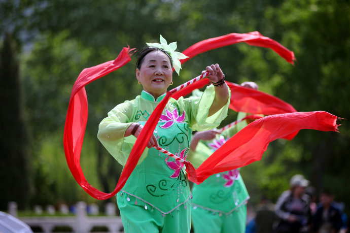实拍广场舞大妈斗舞