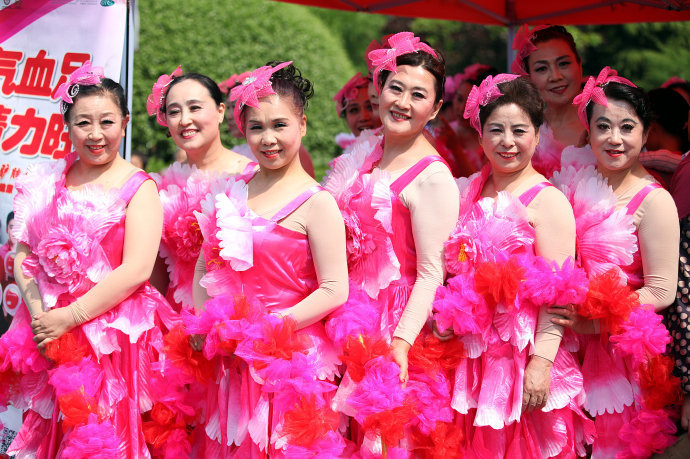 实拍广场舞大妈斗舞