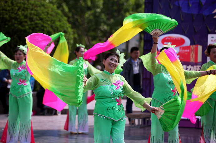 实拍广场舞大妈斗舞