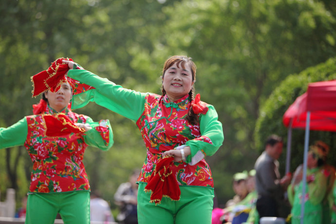 实拍广场舞大妈斗舞