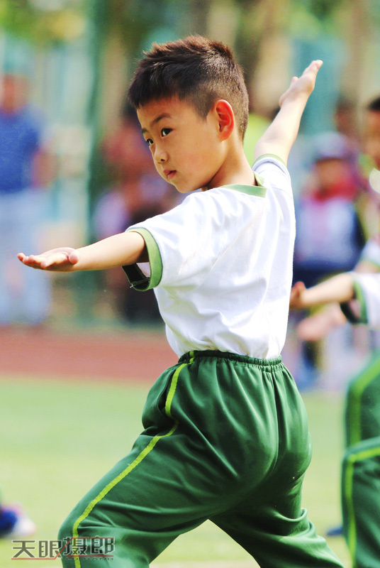 春季运动会朝气蓬勃的孩子