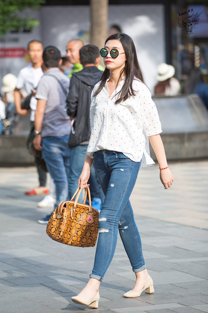 街拍秀:时髦美女的靓丽搭配