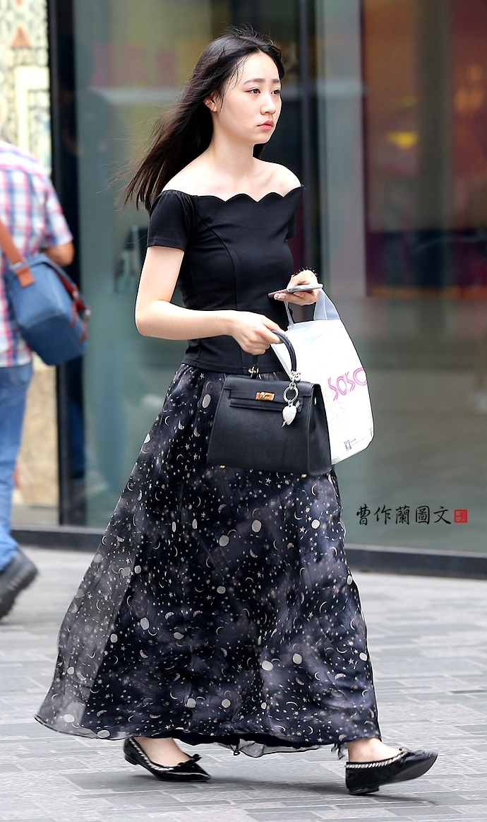 街拍:飘逸灵动的曳地长裙美女