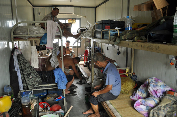 实拍高温下集装箱工棚里的民工