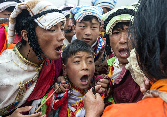被"热贡六月会"深深震撼