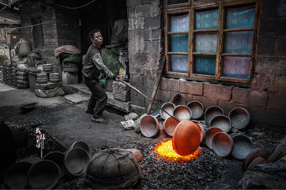 烧制中的织金砂锅,希望这古老的技艺能继续传承下去.