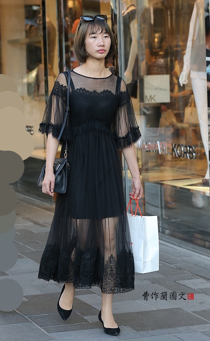 街拍:朦胧魅惑的透视装美女