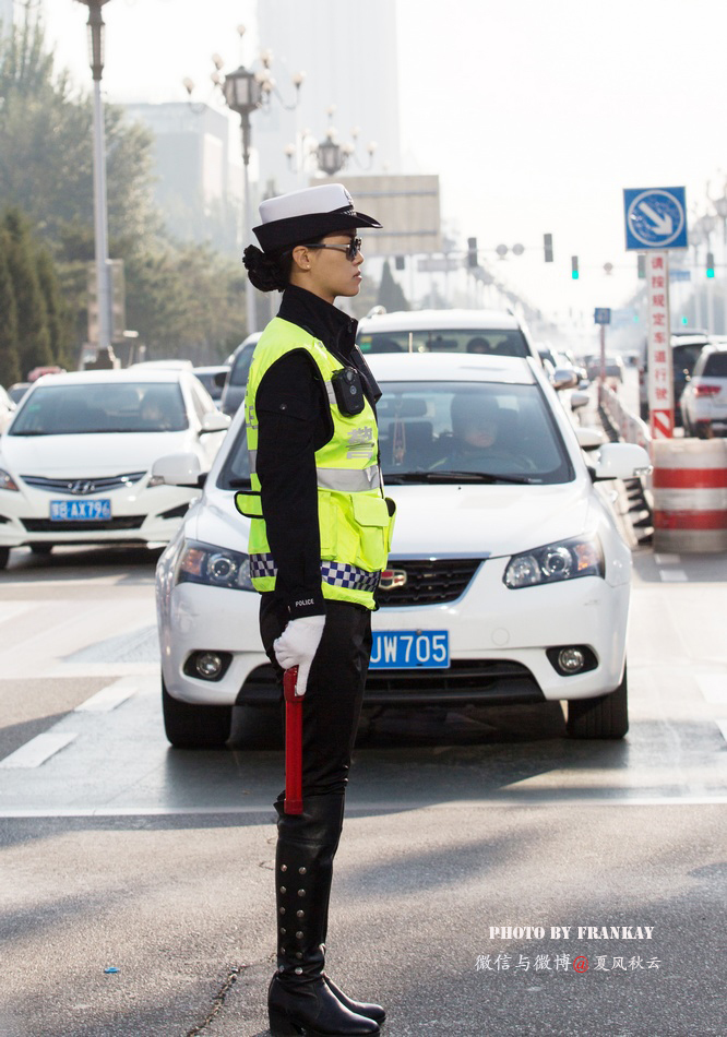 包头街头:英姿飒爽的美女交警