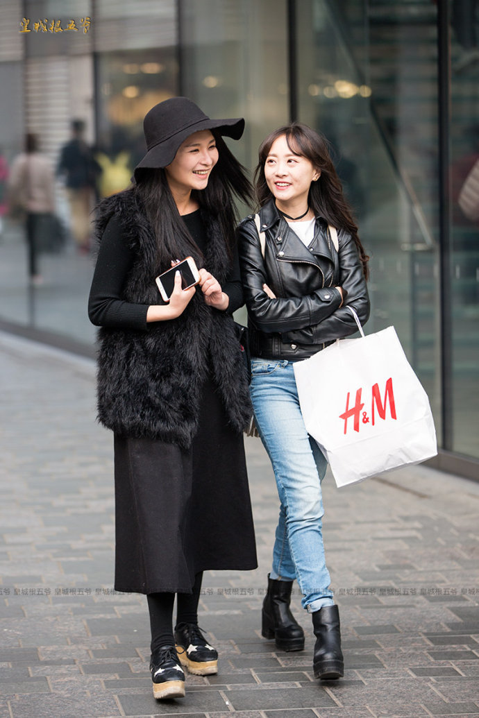 秋冬时节北京潮女时尚街拍