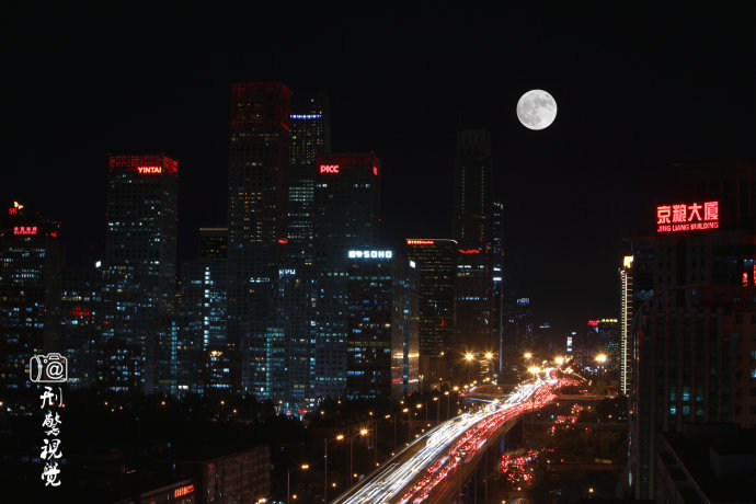 实拍:京城上空超级大月亮