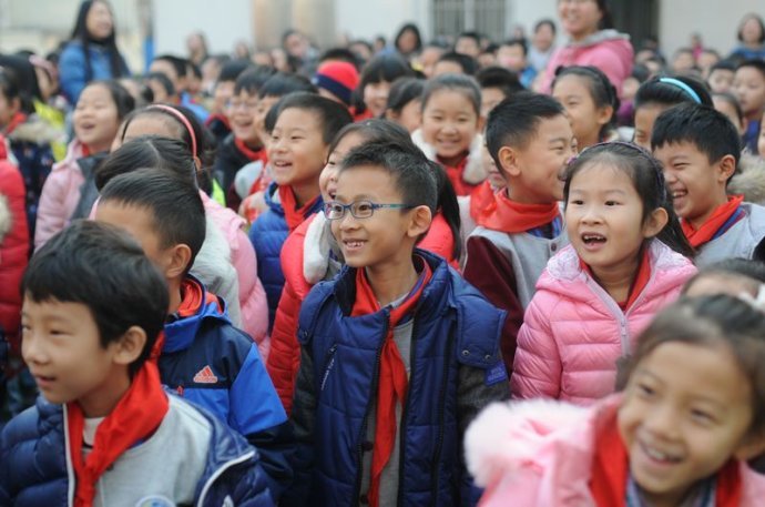 实拍:青岛小学生喜迎开学季