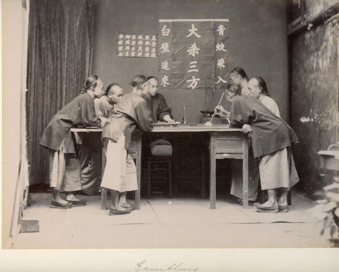 流失海外的中国老照片，斗蟋蟀，墙上还写着赌场的规矩