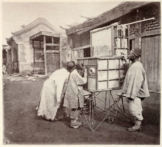 人们在窥探西洋镜里面的世界