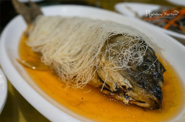 鲤鱼焙面:开封的传统名菜,由"糖醋鲤鱼"和"焙面"两道名菜配制而成.