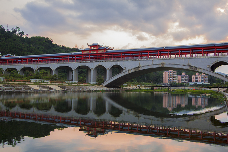 醉美琼中三月三 百花廊桥的日与夜