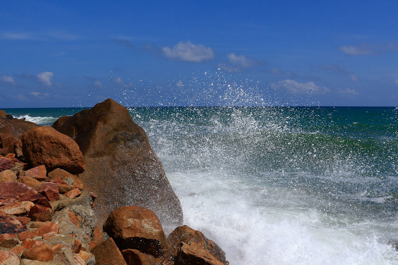 烈日下的海滩美景