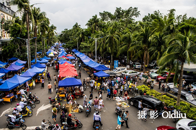 每逢周六,日,位于海口的东湖古玩市场就热闹非凡.