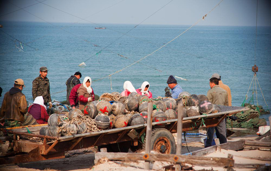 海南渔民的生活 辛苦劳作的景色