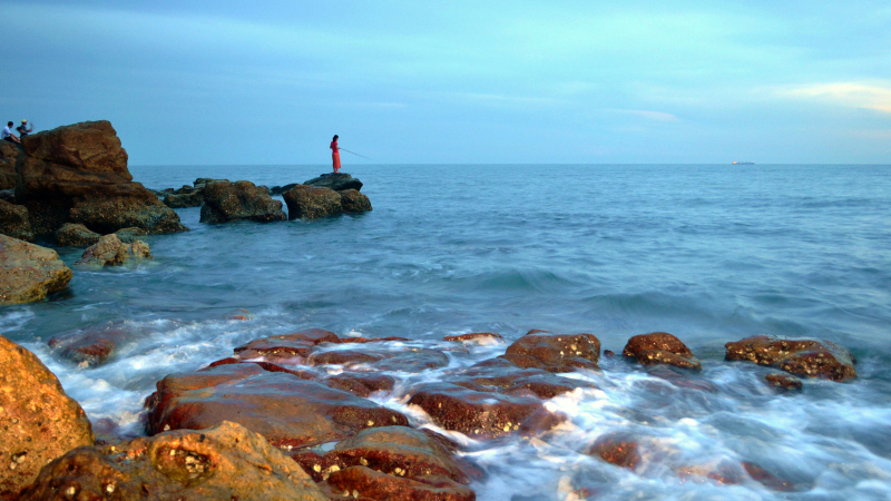 东方鱼鳞洲的海,如梦如幻,夕阳下的色彩绚烂,美景就如一幅油画.