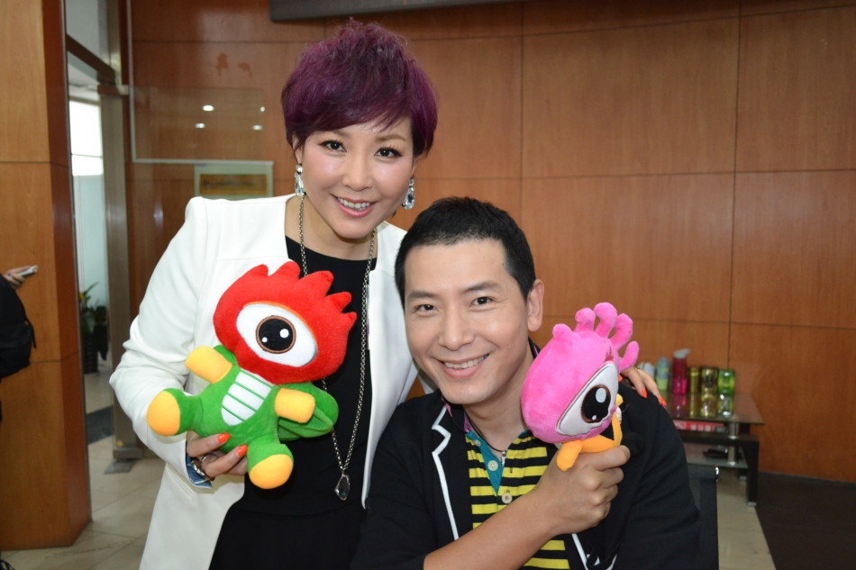 李静戴军携新书《混搭》亮相泉城_高清图集_新浪网