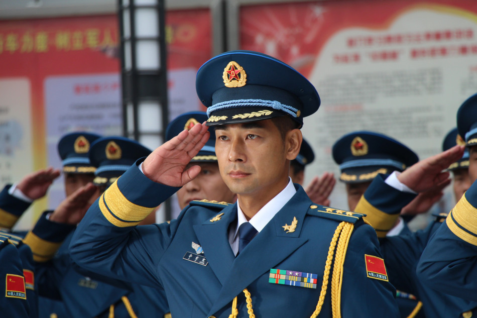 赵文卓微电影展空军气质 演刀尖上的舞者