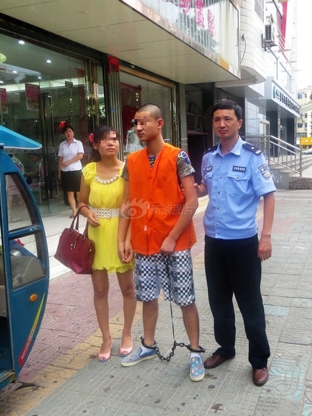 在押准新郎戴着手铐脚镣登记结婚